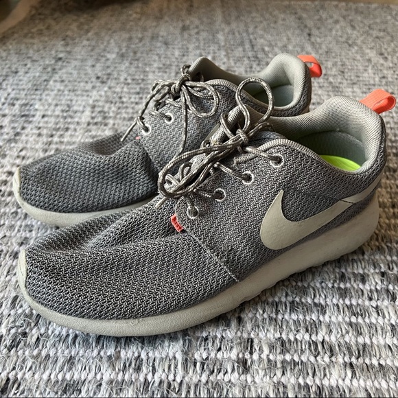 Nike Roche Run sneakers in Gray & pink - Picture 4 of 10